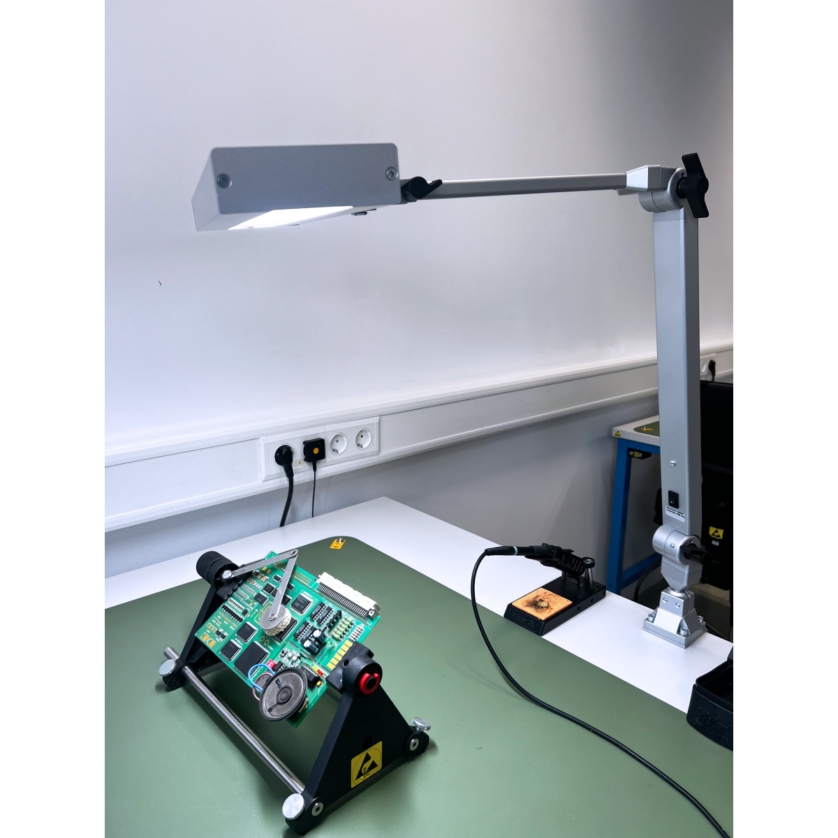 Variation:GSL24 articulated luminaire, dimmable with spring support in the middle and base joint